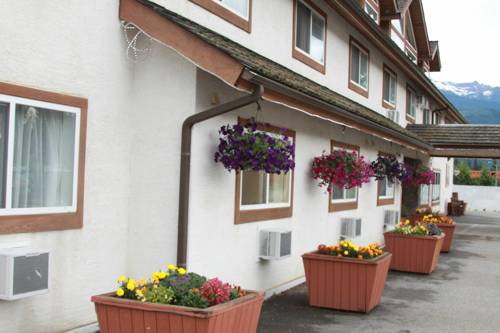 Super 8 By Wyndham Valemount Hotel Exterior photo